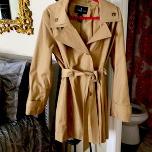 London Fog Trench coat/ Large/Tan in color